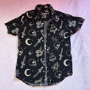 Hot Topic Black and White Graphic Men's Shirt